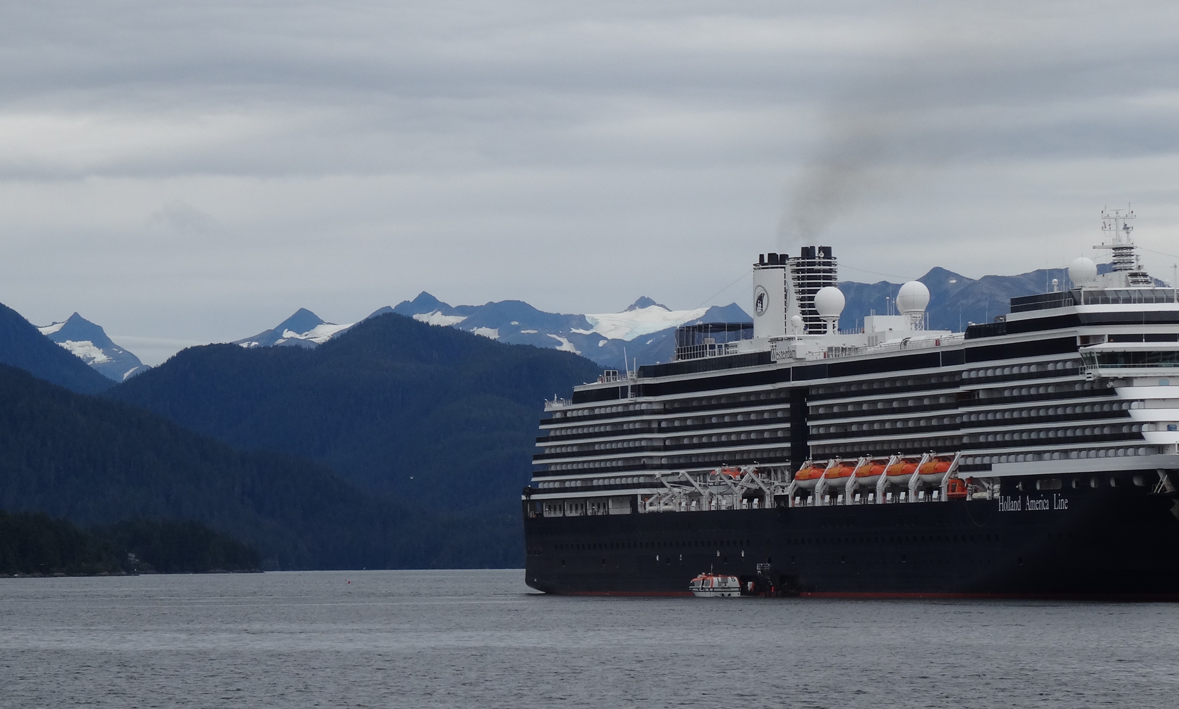 Tender unloading passengers